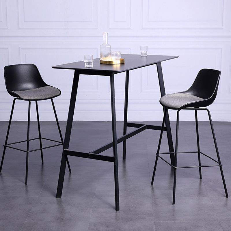 Tabouret de bar industriel rembourré blanc, haut d'intérieur noir avec siège baquet