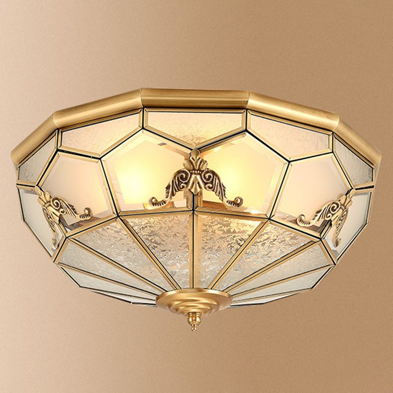 Luminaria dorada montada en el techo Vidrio de estilo tradicional con sombra cerca de la iluminación del techo