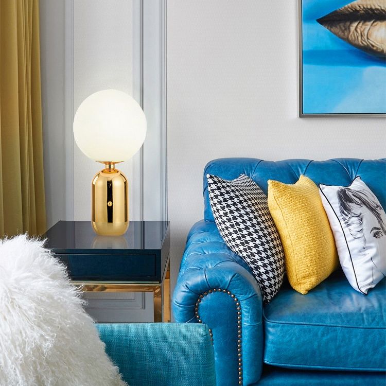 Lampada da tavolo globo in vetro bianco latte Lampada da comodino modernista in oro a 1 luce per comodino
