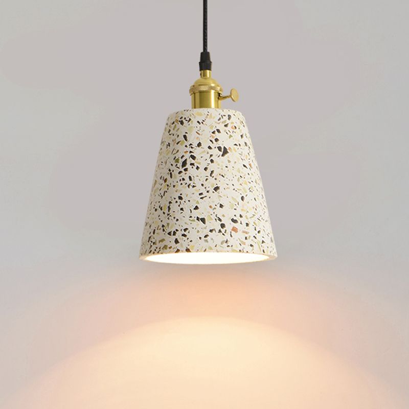 Funzione illuminazione a sospensione ombreggiata in terrazzo in stile minimalista a soffitto appeso in bianco