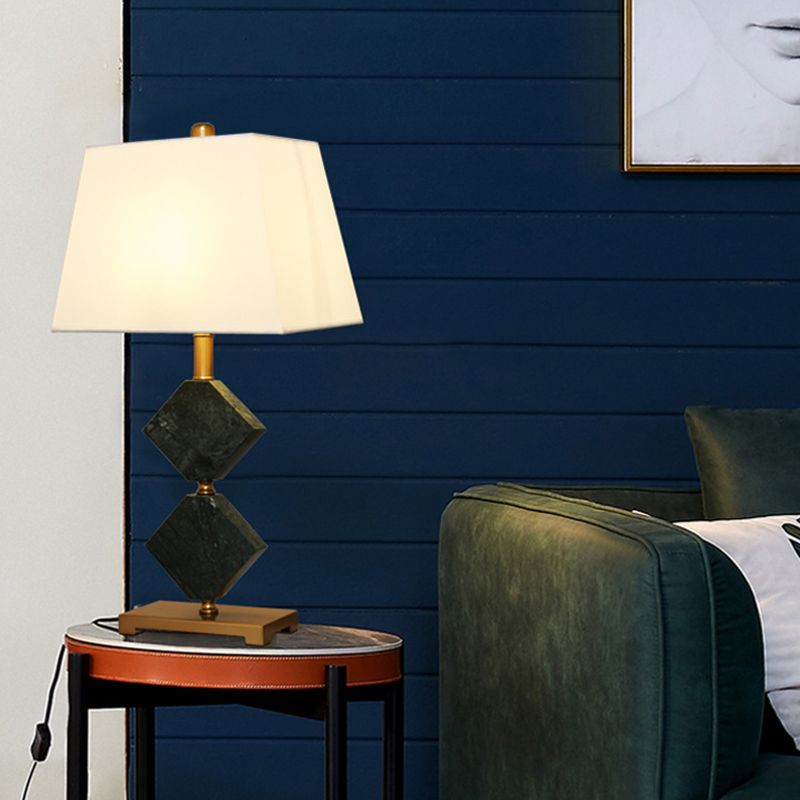 Mesa de estar de trapezoide tela ligera de parada de noche moderna con decoración de mármol de rombo en negro