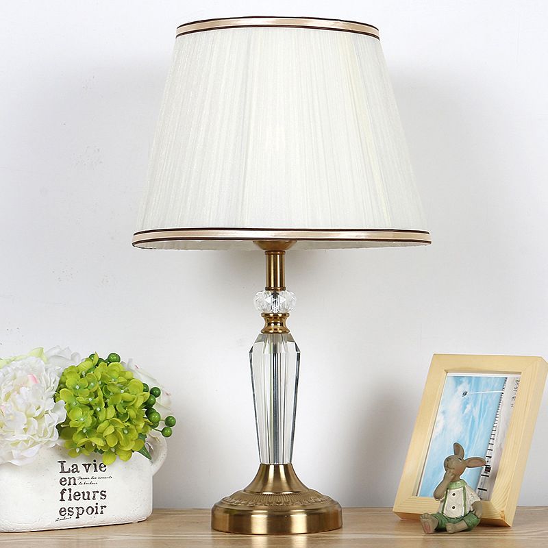 Lampada da tavolo con paralume a botte Modernista in tessuto 1 testa Lampada da lettura bianca per soggiorno