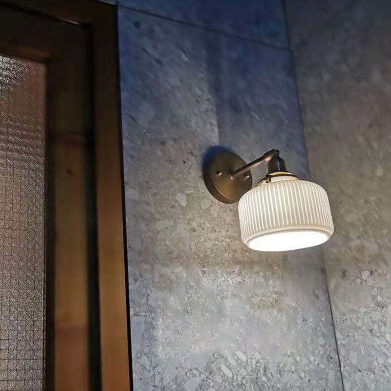 Weißer gerippter Glasrunde Wand Licht Einfachheit 1 Lampenfoyer -Leuchten mit Drehgelenk im Messing
