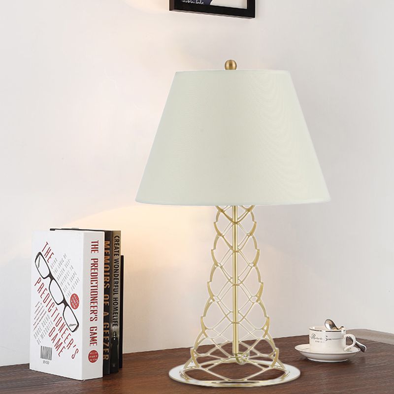 Stofkegel schaduw nachtkastje licht modernisme 1-head witte tafellampje met toren gouden framebasis