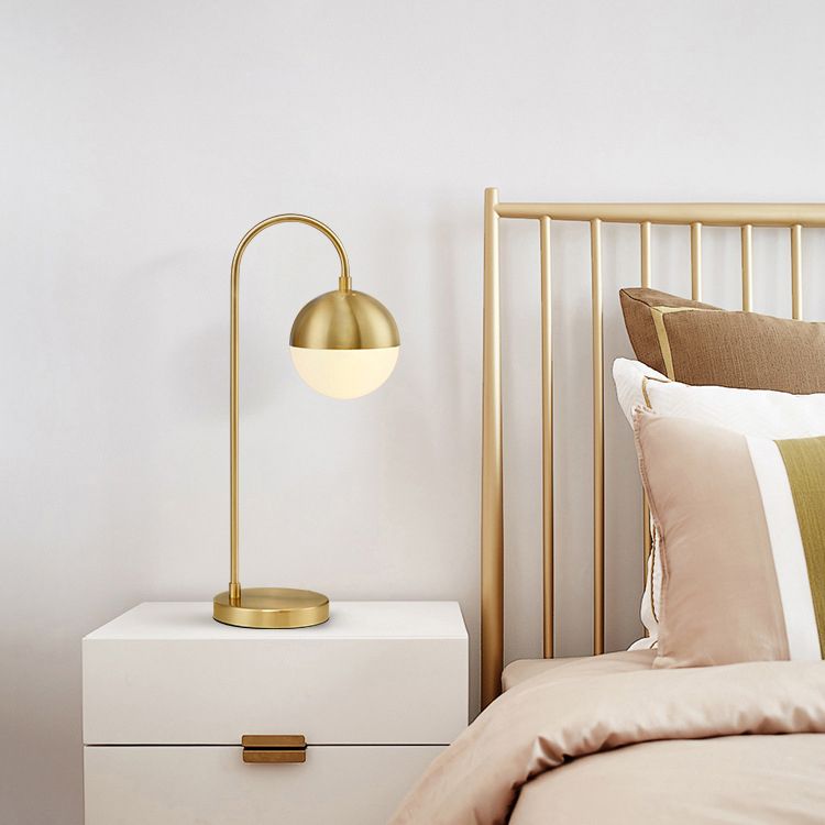 Una lampada da scrivania in metallo in stile decorazione postmoderna leggera per il soggiorno della camera da letto