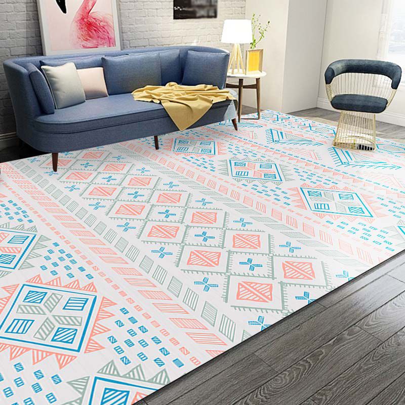 Tapis à imprimé tribal de ton blanc