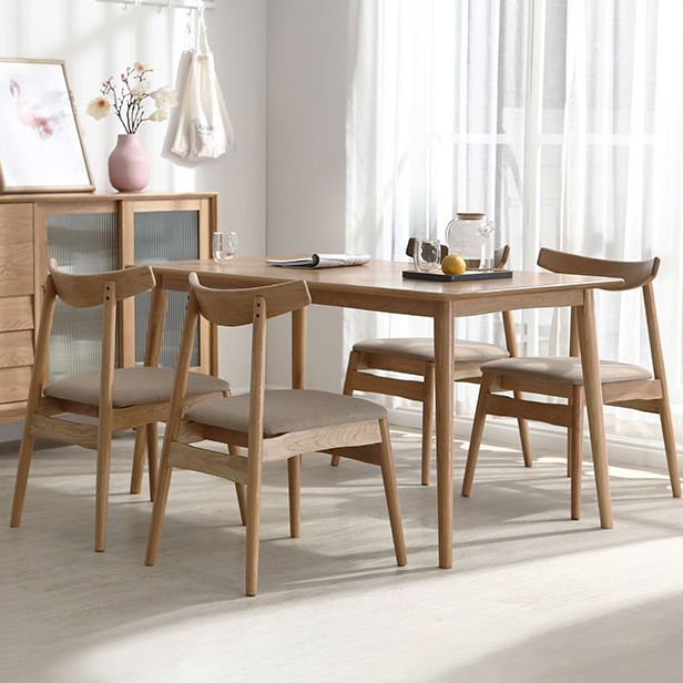 Eenvoudige bruine standaard eettafel vaste houten rechthoek eettafel met 4 potenbasis