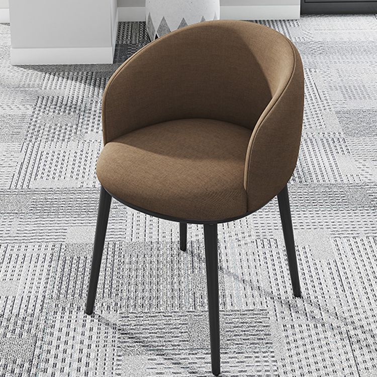 Silla de comedor tapizada moderna con respaldo sólido y acabado mate
