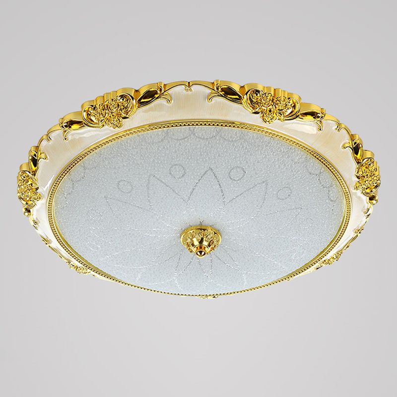 Kuppel-Unterputz-Deckenleuchten. Traditioneller Deckenleuchter aus Milchglas für den Flur