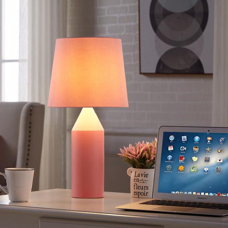 Moderne makkaronfarbene Schreibtisch Leuchtstift 1 Kopfstofftischlampe mit sich verjüngter Schatten für das Restaurant