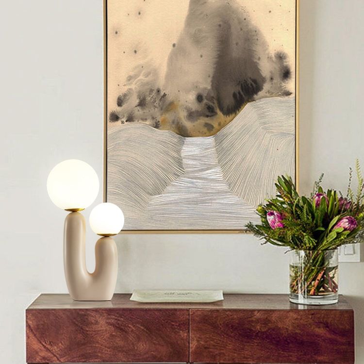 Lumière de table rose à 2 lumières dans la lampe de table en résine laquée de style créatif moderne avec nuance de verre globe