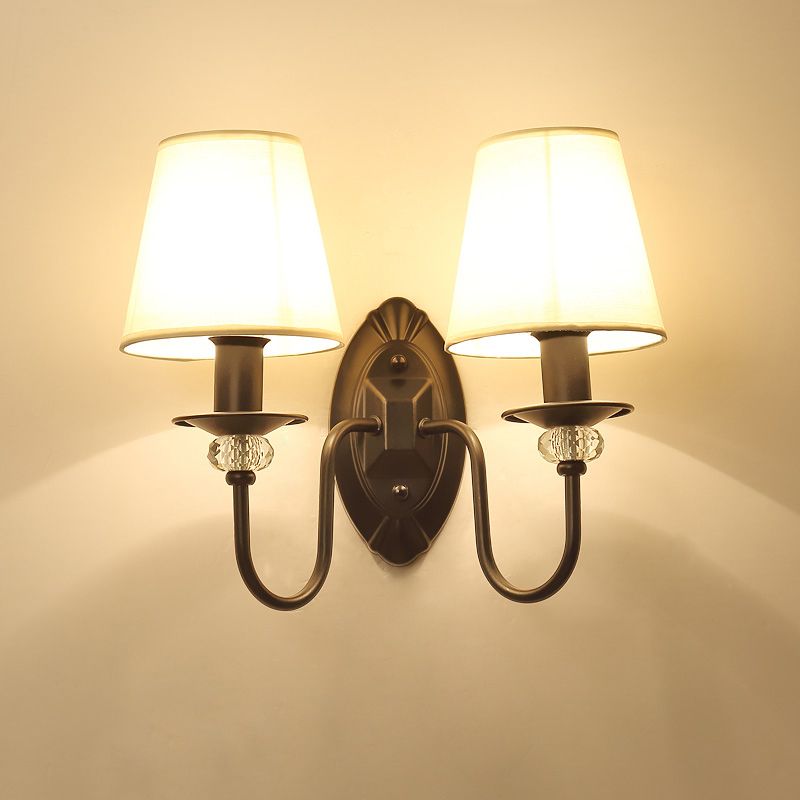 Zwarte taps toelopende tint wandlamp eenvoud