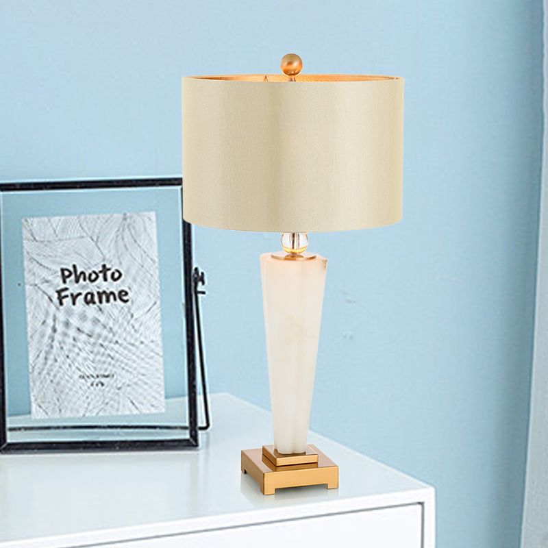 Gerade Schatten -Lese -Lampe Moderne Stoff 1 Glühbirnenbeleuchtung in Weiß