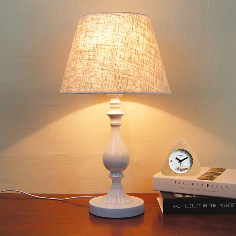 Lámpara de escritorio metálico en forma de urna Modernista 1 Bulbo White Table Luz con sombra de tela