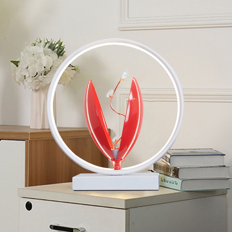 Lampada da comodino a LED Lampada da tavolo moderna in alluminio fiorito con accenti di cristallo in nero/rosso/rosa