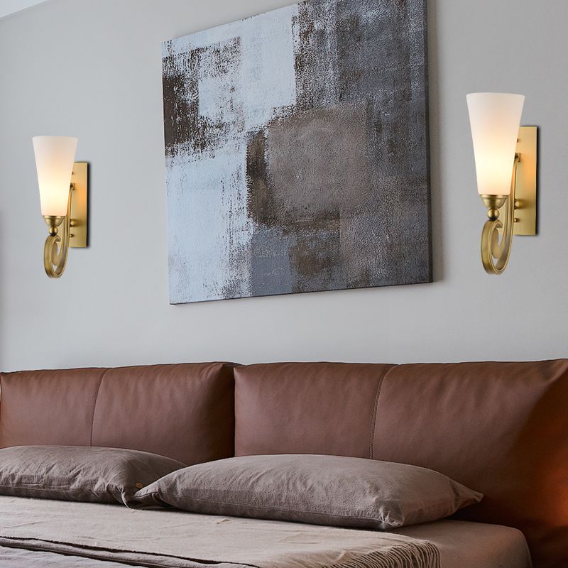 1 tête à paroi conique à la tête Éclairage modernisme Style de mur en verre givré Lumière avec un bras incurvé doré