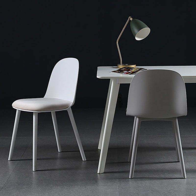 Silla lateral de comedor de plástico de estilo escandinavo, silla sin brazos con respaldo abierto para el hogar