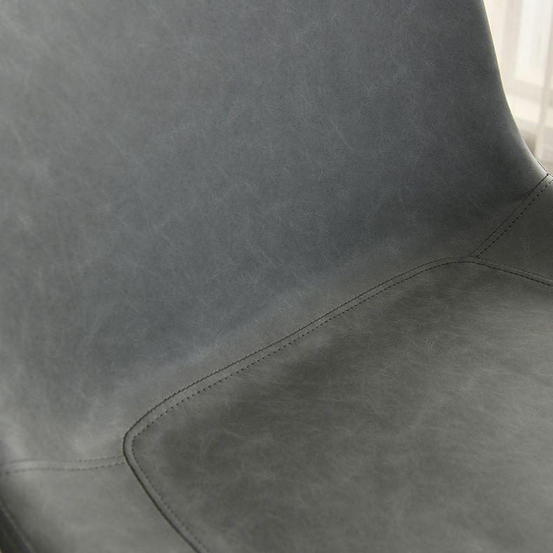 Chaises de salle à manger en simili cuir style contemporain avec 4 pieds finition noire, chaises sans accoudoirs