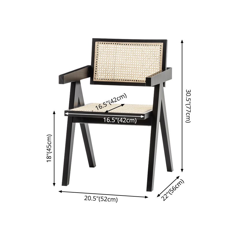 Silla de comedor tradicional de madera maciza con acabado mate, respaldo de caña, sillas con brazo