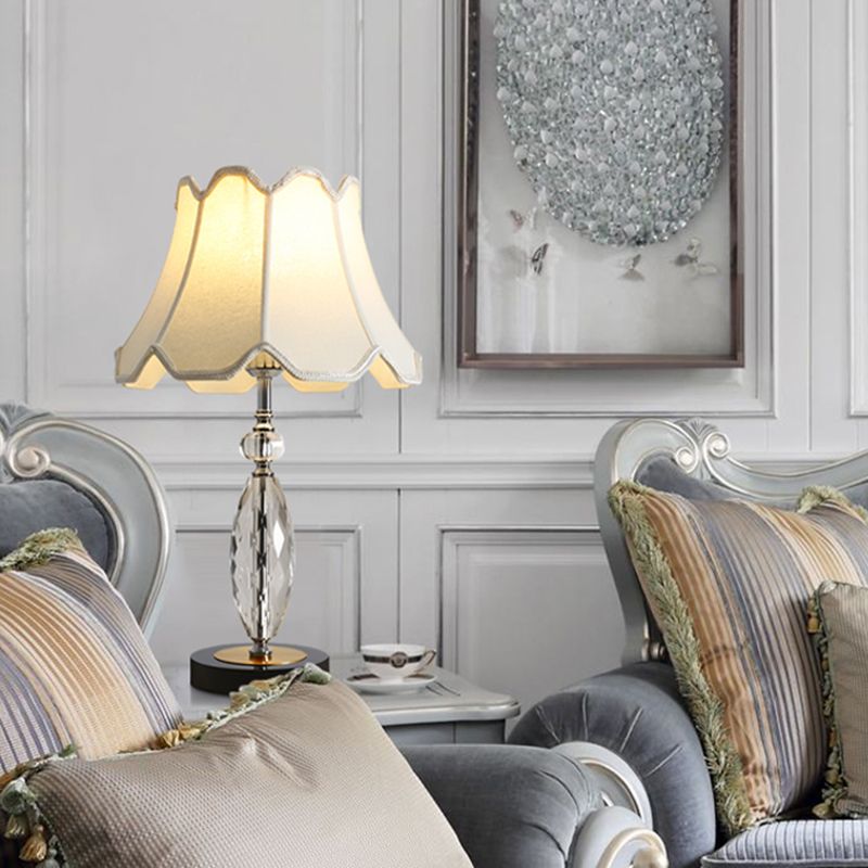 Enkele lamp nachtkastje verlichting met wijd uitlopende schaduw stof traditionele woonkamer kristallen tafel licht in wit