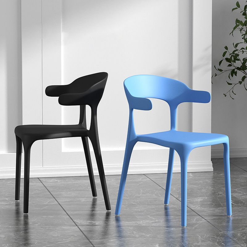 Silla de comedor de plástico escandinava con respaldo mate y acabado mate