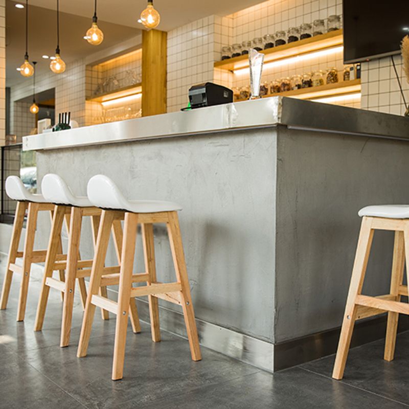 Taburete de bar sin brazos con respaldo moderno, taburete de bar de madera para tienda de postres con cojín y pedal