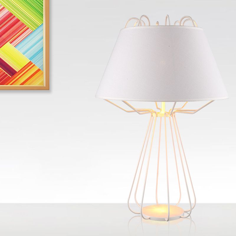Frame tavolo da notte Luce modernista Irondista 1 lampadina lampada da notte bianca/nera con tonalità in tessuto