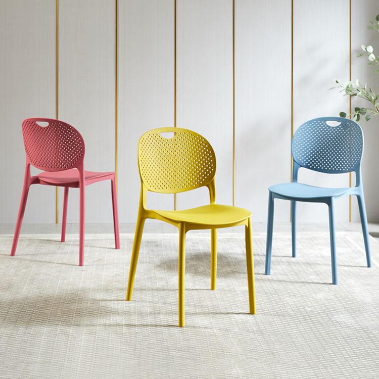 Chaise d'appoint en plastique contemporaine, empilable, sans accoudoirs, à dossier ouvert, pour salle à manger