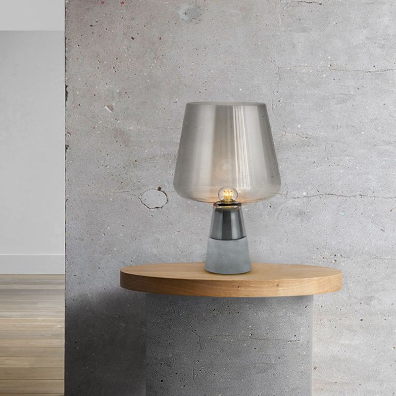 Lampada da tavolo Modernism Cup Lampada da comodino a 1 testa in vetro cognac/grigio fumo con base in cemento