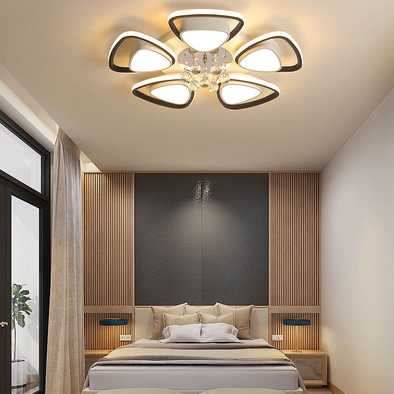 Zwart-witte driehoekige inbouw moderne acryl LED-plafondlamp met kristallen druppels