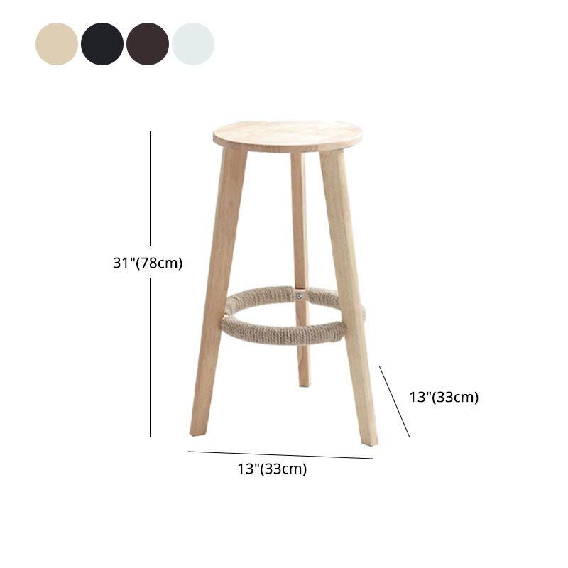 Taburete de bar simple apilable industrial de madera de caucho, taburete alto para interiores con asiento redondo
