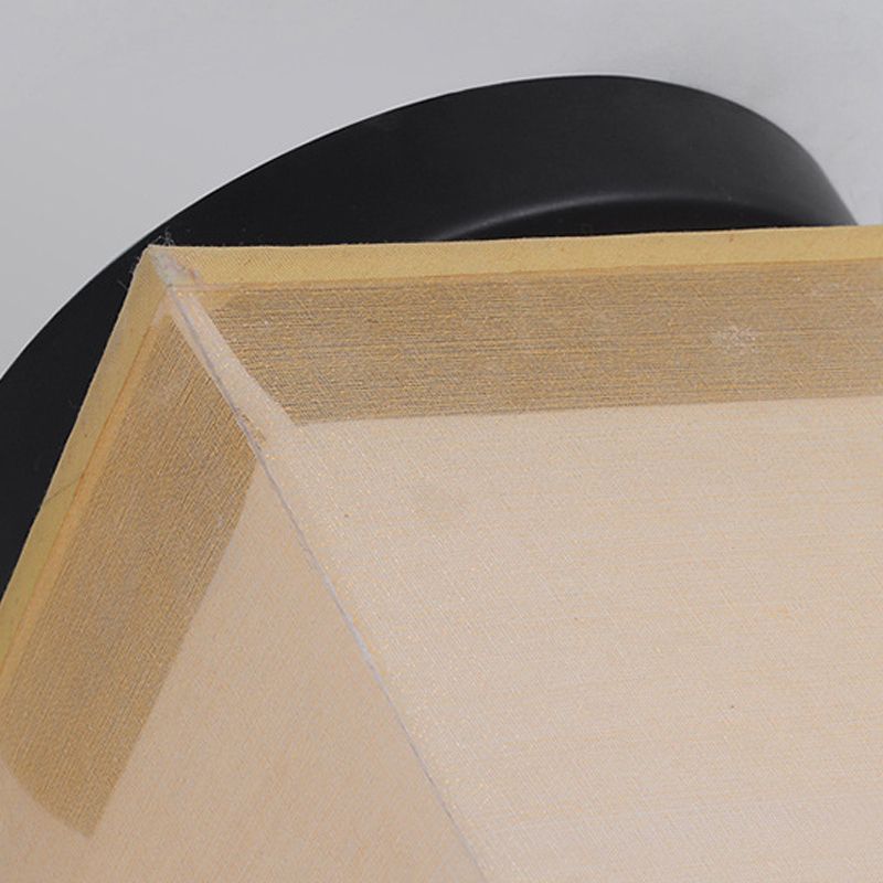 Traditionelle geometrische halbspüchen Deckenleuchte in der Nähe des Deckenlichts