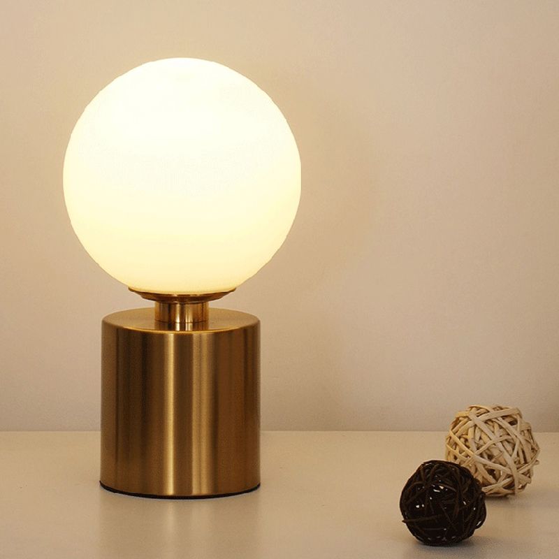 Opal Glass Sphere Night Lamp Post-modern 1 Head Gold Metal Table Éclairage pour le salon