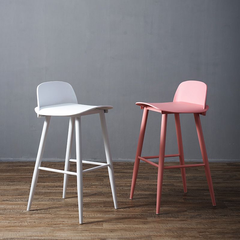 Taburete de asiento de pp de estilo industrial con patas de hierro para barra de cocina
