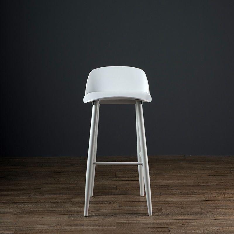 Taburete de asiento de pp de estilo industrial con patas de hierro para barra de cocina