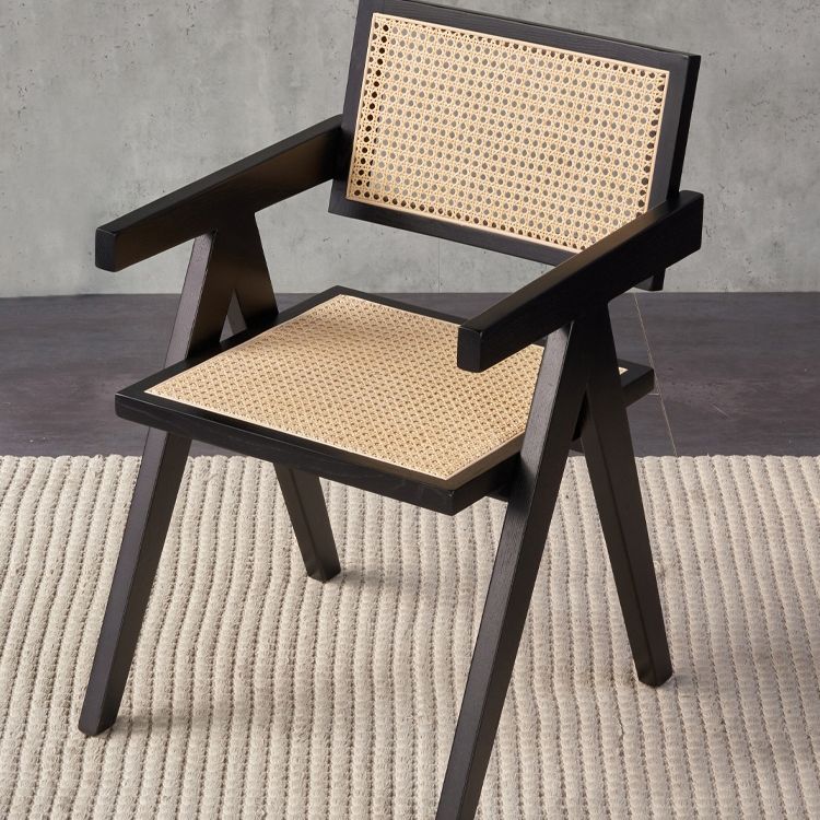 Silla de comedor tradicional de madera maciza con acabado mate, respaldo de caña, sillas con brazo