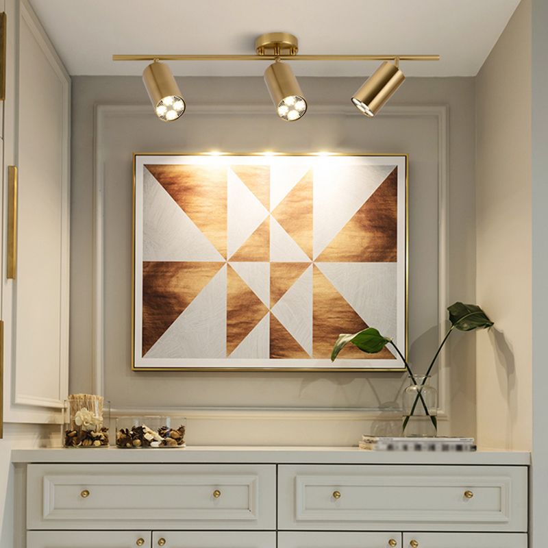 Ideas de iluminación sobre riel nórdico, guardarropa para el hogar, tienda de ropa comercial, fondo, foco dorado montado en superficie de pared