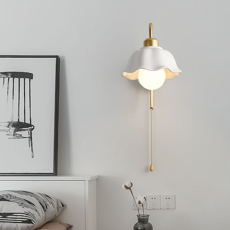 Flower Shape Metal Wall Sconces Modern 1 Light Wall Mount Light Fixture in Gold