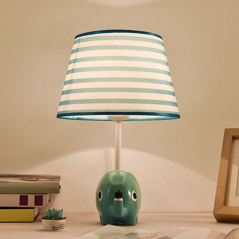Luz de mesa de mesa de dibujos animados Lámpara de noche de tela de niños de 1 luces con elefante de resina en azul
