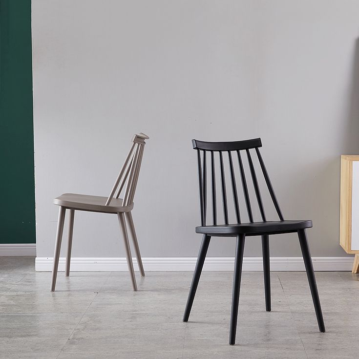 Sedia da cucina in plastica scandinava.