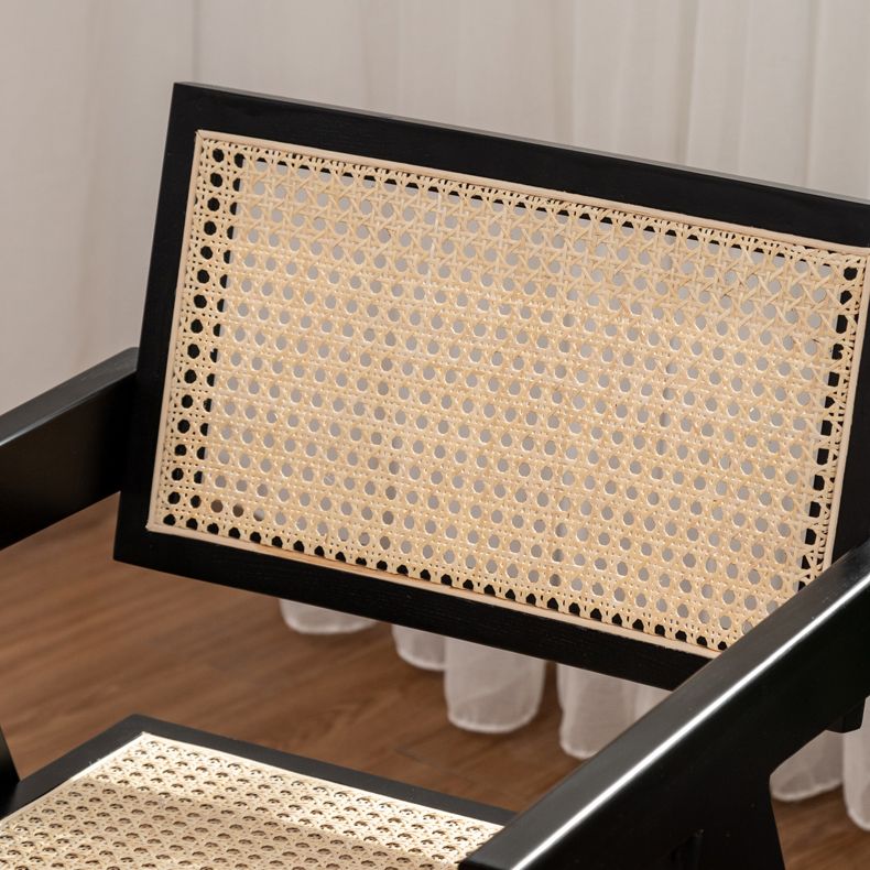 Silla de comedor tradicional de madera maciza con acabado mate, respaldo de caña, sillas con brazo