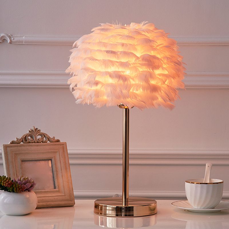 Lampada da tavolo con accento per soggiorno, lampada da comodino sferica in stile nordico con piume leggere a 1 testa