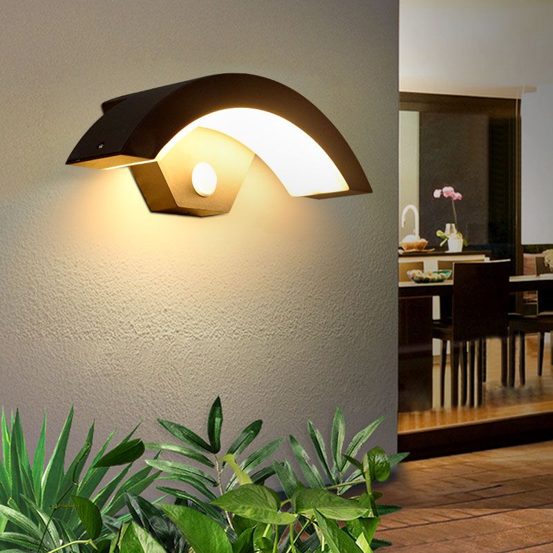 Geometric Shade Metal Wall Sconce Modern Style Single Light Wall Mounted Light in Black