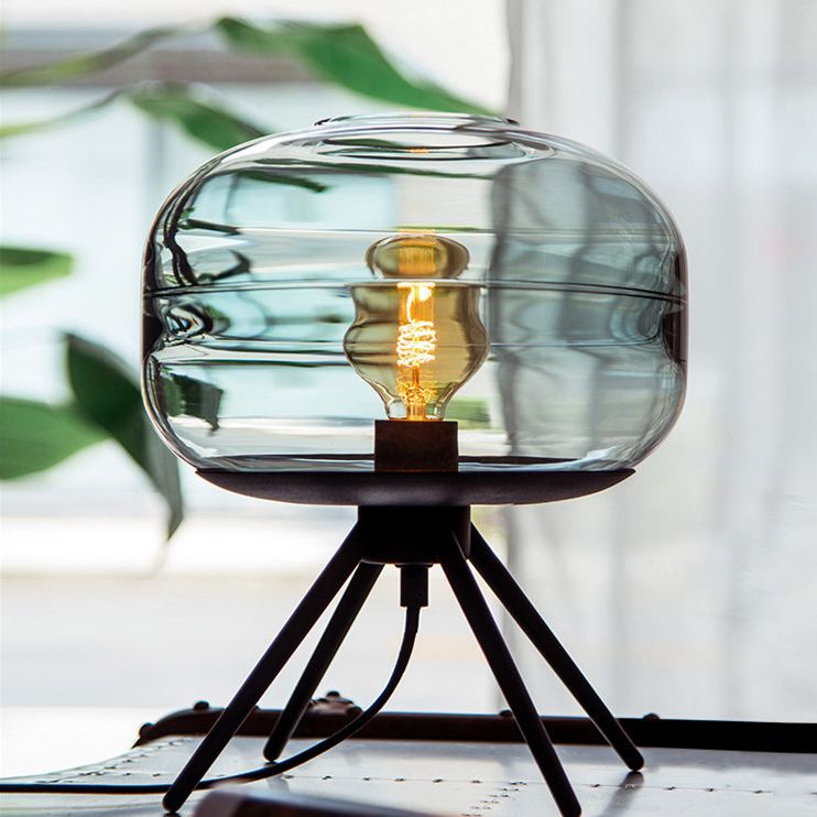 Postmoderne UFO-förmige Glas Tischlampe Single-Bulb-Nachttischlicht mit Quadpod