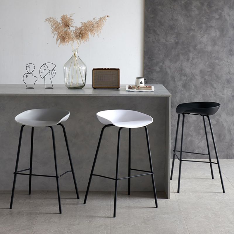 Industrial Indoor Plastic Bucket Seat Bar Stool with Footrest