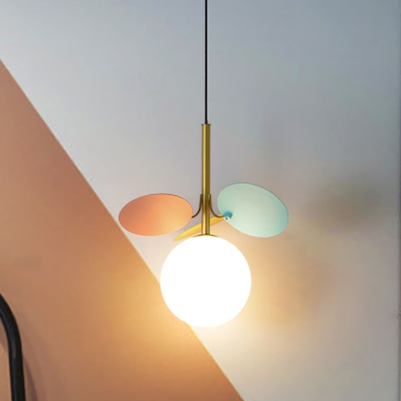Noordse wereldhanging licht wit glas 1-bol slaapkamer hanger lamp met rood en blauw PVC-paneel
