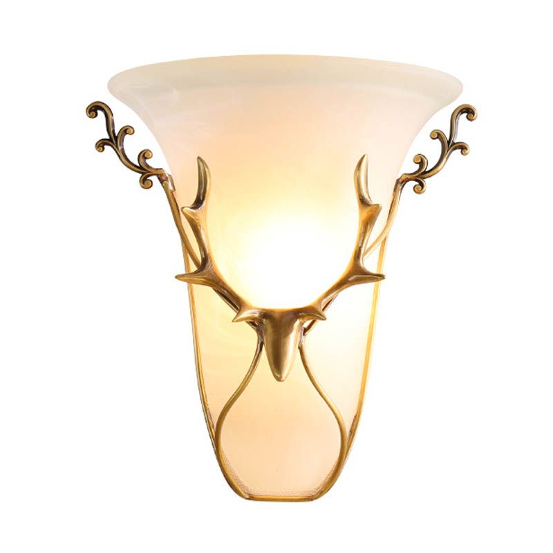 Mont traditionnel de trompette Éclairage Verre givrée 1 lampe murale à la tête en laiton avec wapiti