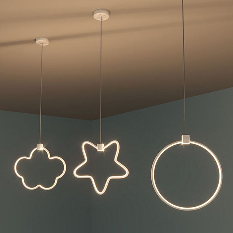 Pendre à LED linéaire blanc Lumière suspension en métal décoratif pour la salle des enfants