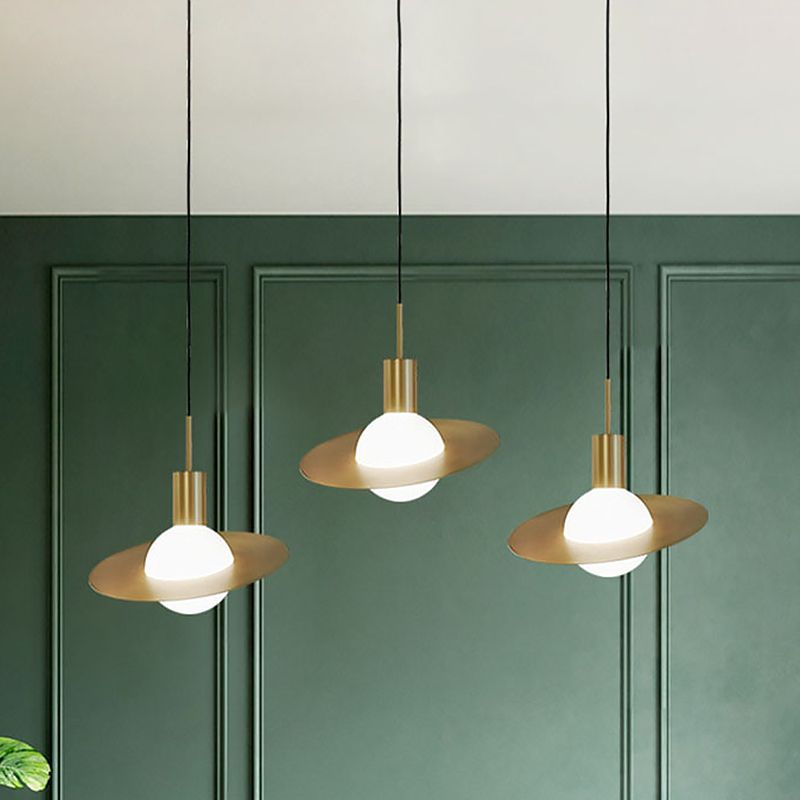 Gold Planetoid Hanging Light Kit postmoderne einmischende Single -Opalin -Glasendecke Anhänger über Tisch
