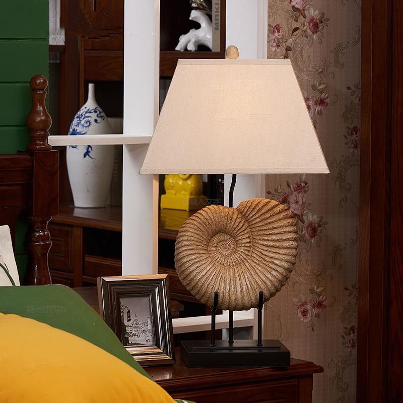 Country Spiral Shell Lampe de nuit à 1 lumière Light Table Éclairage avec une nuance de tissu pyramide en blanc